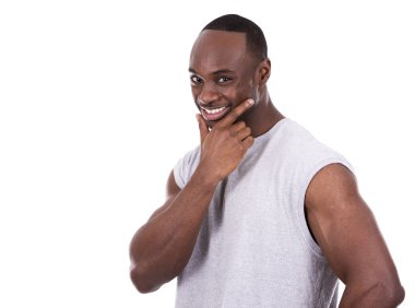 Fitness adam beyaz arka plan üzerinde