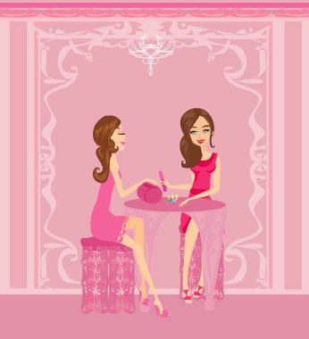 Güzellik salonunda manikür yapan bir kadın.