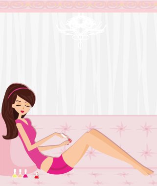 Kız kanepede tırnak boyuyor. 