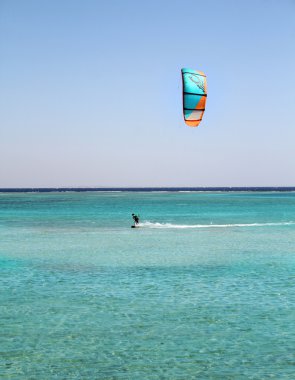Tropikal kitesurfer