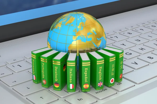 Ordlistor med Globe på bärbara datorer tangentbordet. Global kommunikation — Stockfoto