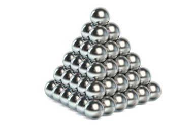 Piramit metal topları