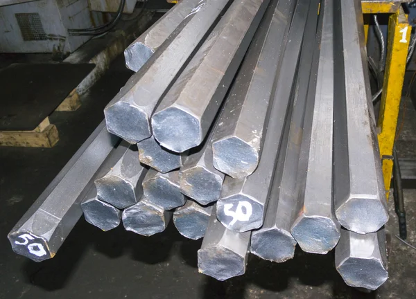 Barras de acero hexágono en almacén de fábrica — Foto de Stock