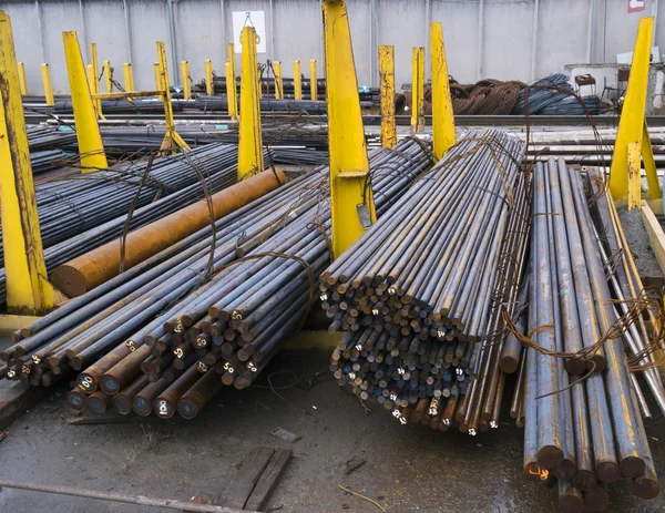 Steel round bars in factory warehouse — Stock Photo, Image