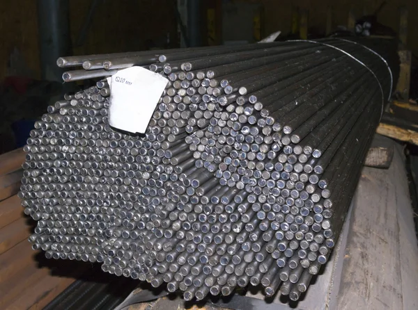 Varillas de acero en almacén de fábrica — Foto de Stock