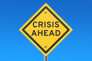 Kriz öncesinde yol işaret üzerinde izole mavi gökyüzü