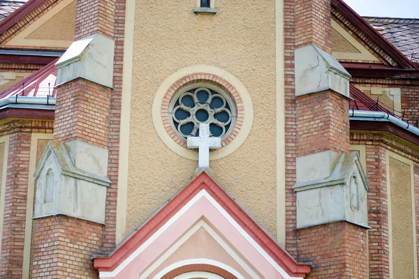 Kreuz an Kirche — Stockfoto