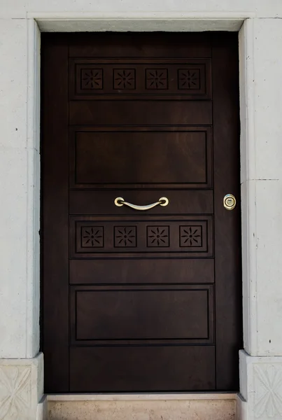 Ciemne drzwi przednie — Zdjęcie stockowe