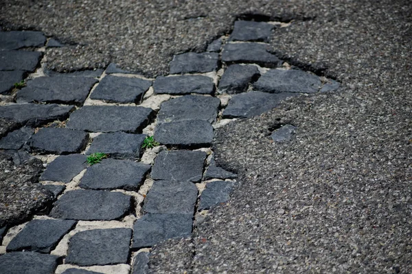 Altes, heruntergekommenes Pflaster — Stockfoto