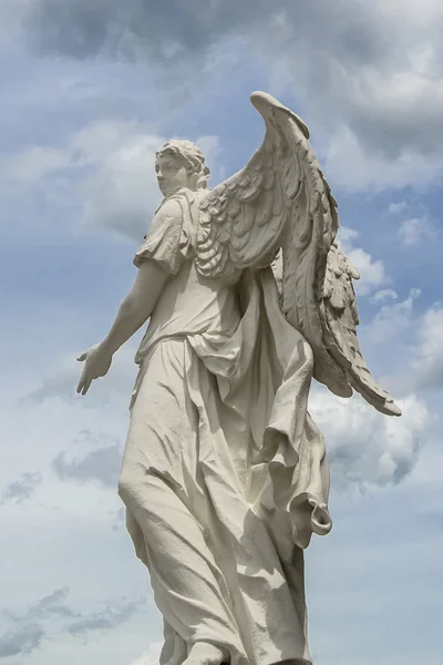 Stone angel and sky — Stock Photo, Image