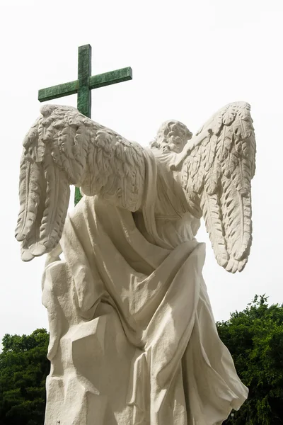 Ángel blanco con cruz — Foto de Stock