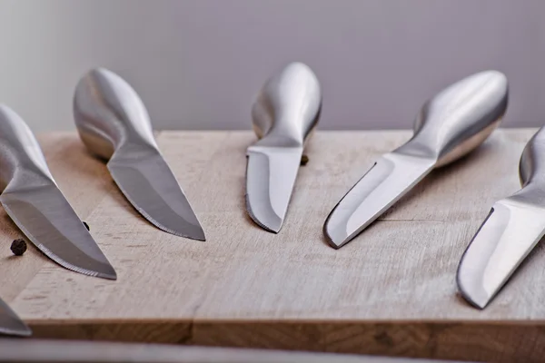 Diferentes cuchillos en madera —  Fotos de Stock