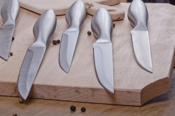 Cuchillos sobre madera — Foto de Stock