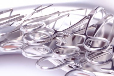 cerrahi araçlar ele