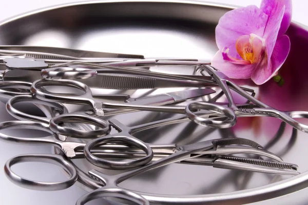 Fém sebészeti eszközök orchidea — Stock Fotó