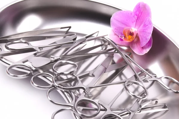 Orchidee auf chirurgischen Instrumenten lizenzfreie Stockfotos