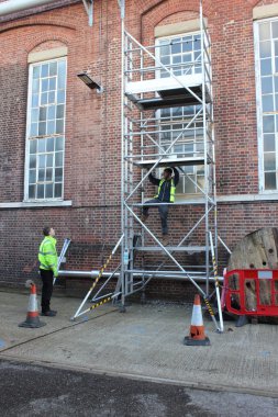 Bir iskele kule bina