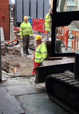 Zemin işçiler bir siper kazma