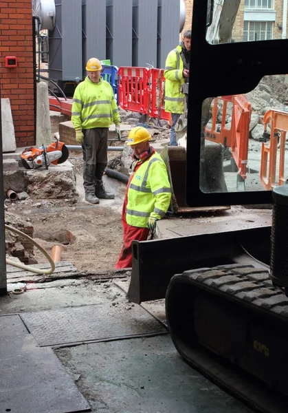 Ground workers digging a trench — Stock Photo, Image