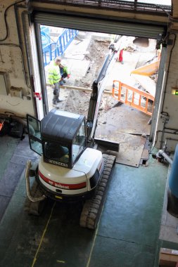 Zemin işçiler bir siper kazma