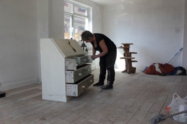 Boyama ve bir büro üzücü bir sanatçı