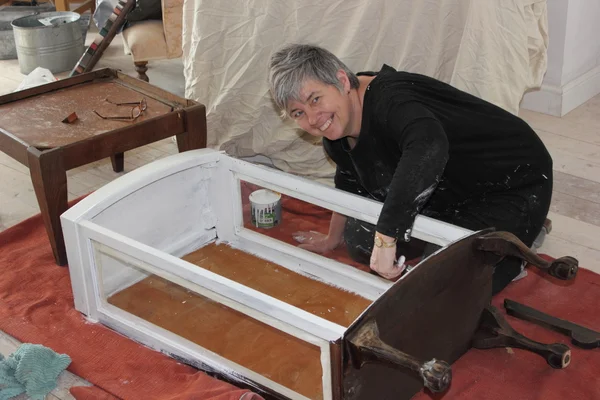 Distressing a display cabinet — Stock Photo, Image