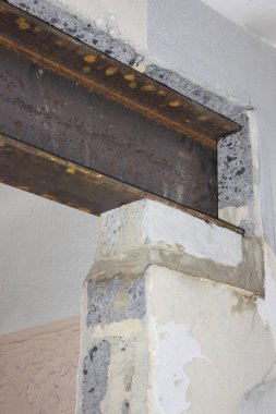 Yerde bir beton yastık üzerinde oturan bir kesitler 