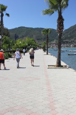 Promanade yürüyen turist