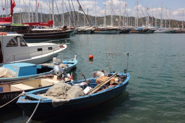 Balıkçı tekneleri Fethiye'deki demirleyen