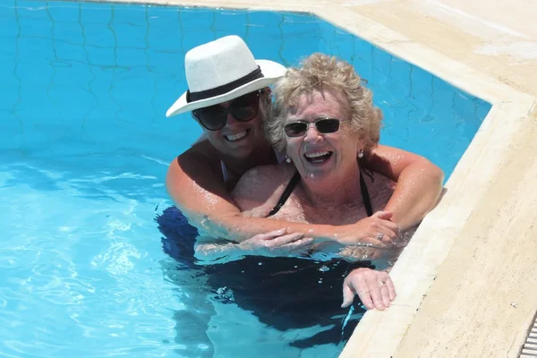 Dos hembras en una piscina —  Fotos de Stock