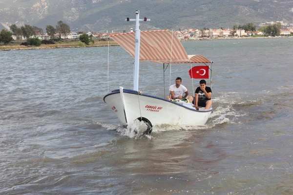 İki bilinmeyen balıkçılar küçük balıkçı teknesi — Stok fotoğraf