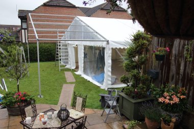 Bir bahçe bir düğün için bir seçim çerçevesi dikme