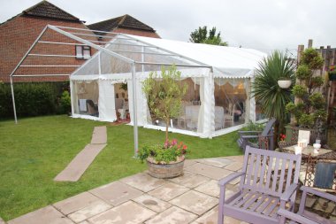 Bir bahçe bir düğün için bir seçim çerçevesi dikme