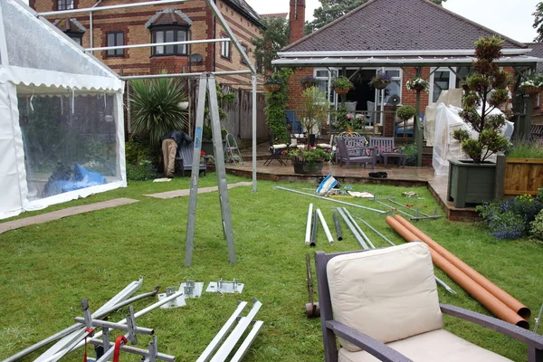 La construcción de una carpa en un jardín para una boda — Foto de Stock