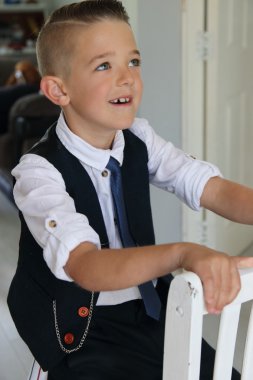 Genç bir çocuk akıllı arıyorum