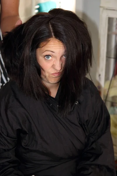 En engelsk lady med hennes makeup pålagd av en stylist — Stockfoto