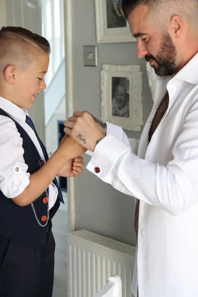 Een jonge jongen die beste man voor zijn vader — Stockfoto