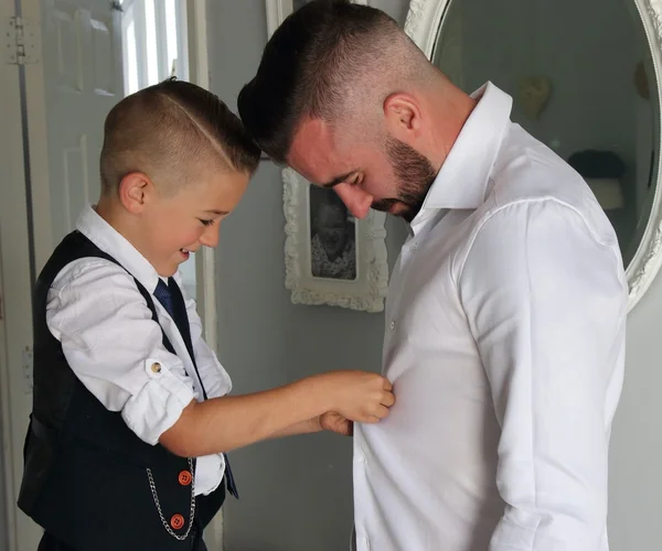 Een jonge jongen die beste man voor zijn vader — Stockfoto