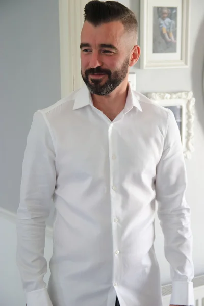 Ein englischer Mann mit weißem Hemd — Stockfoto