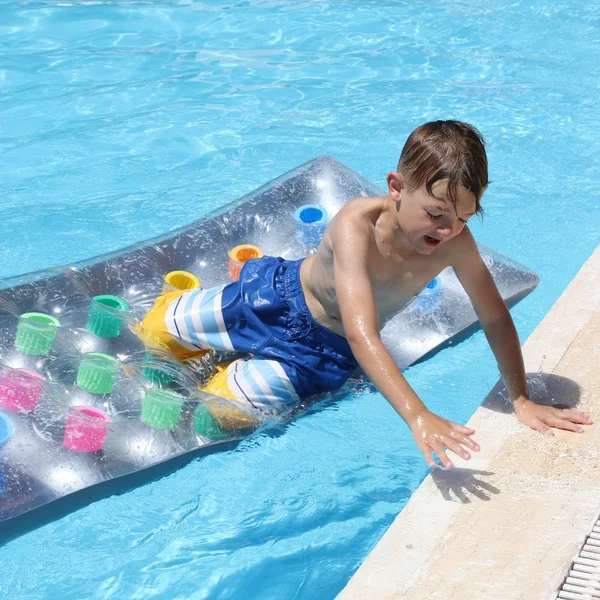 Un jeune garçon dans une piscine — Photo