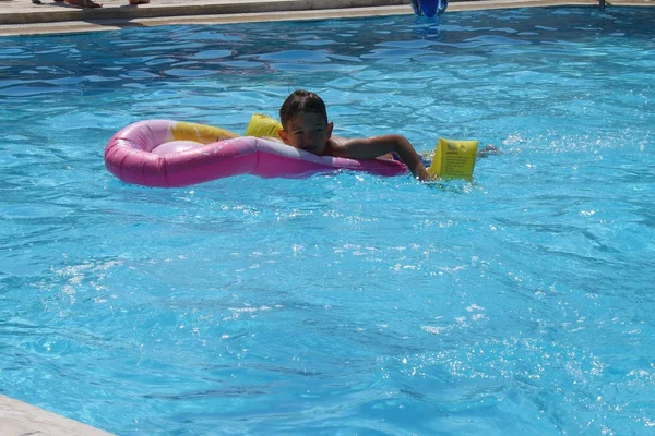 Um menino se divertindo em uma piscina — Fotografia de Stock