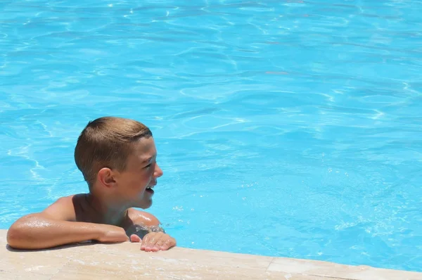 Um menino se divertindo em uma piscina — Fotografia de Stock