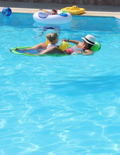 Eine Großmutter mit ihrer Enkelin im Schwimmbad — Stockfoto