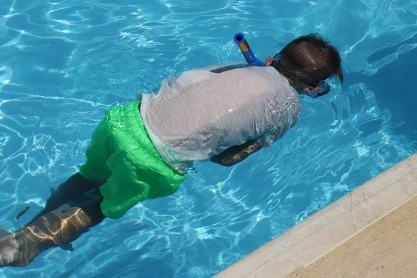 Un jeune garçon plongeant avec tuba — Photo
