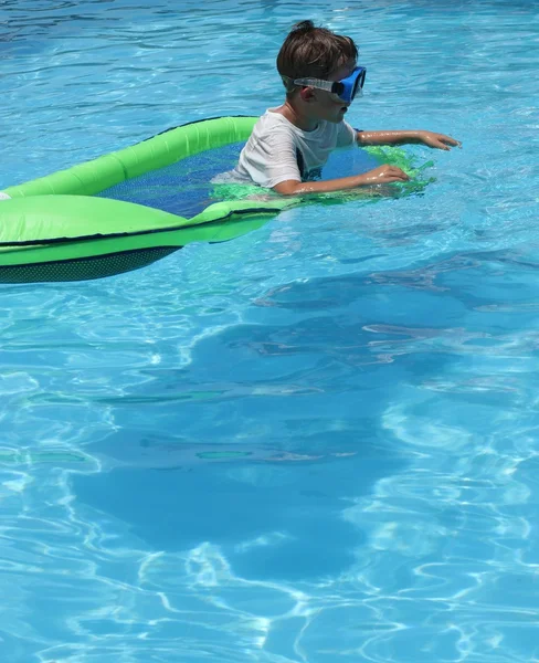 Un chico joven divirtiéndose en una piscina —  Fotos de Stock