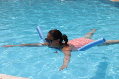 Bir havuzda serinlemek bir genç bayan 