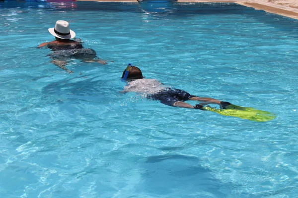 Un chico joven haciendo snorkel — Foto de Stock