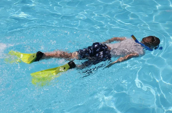 A young boy snorkeling — Stock Photo, Image