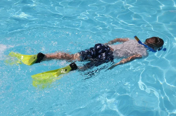 Un ragazzo che fa snorkeling — Foto Stock