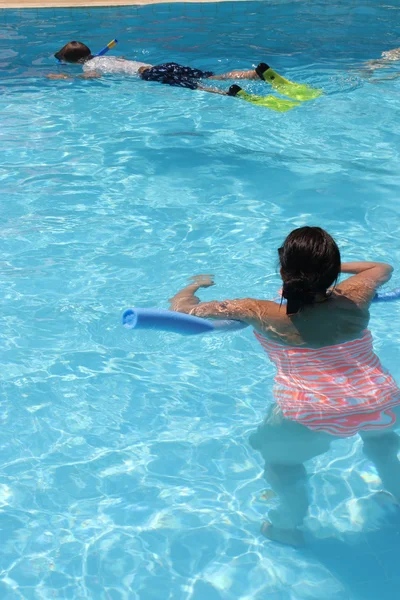 En ung pojke snorkling i en swimmingpool — Stockfoto